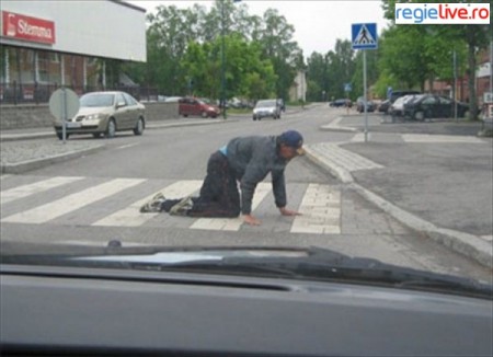 cum sa ajungi sa treci strada asa?cum ? :)) mori de ras